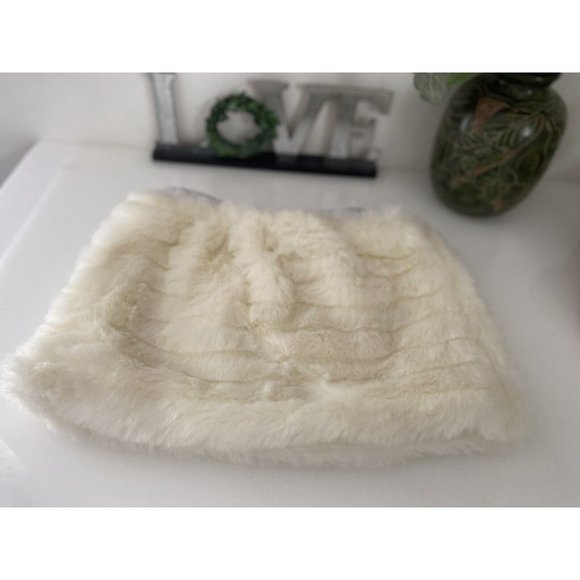 Toddler Girls Cream and Silver Faux Fur Skirt Size 3T Fuzzy Warm Stylish Elastic - Picture 13 of 16